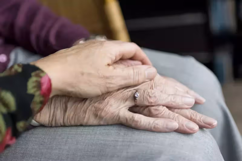 104歲的老母親「每天抱兒睡」黏得像孩子 孝兒辭職陪伴「9年從未睡好覺」卻感恩:沒人比我幸福