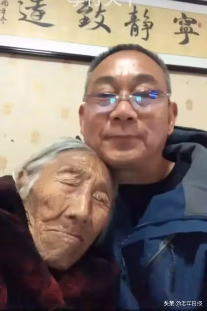 104歲的老母親「每天抱兒睡」黏得像孩子 孝兒辭職陪伴「9年從未睡好覺」卻感恩:沒人比我幸福