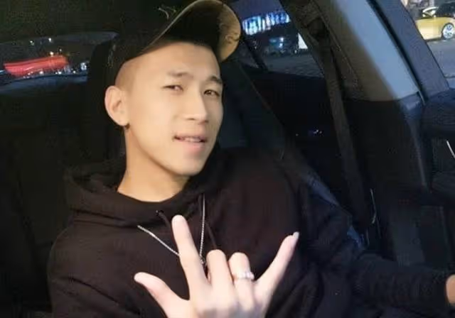曾經坐擁4000萬粉絲,登上春晚舞台的天佑,當眾求饒,現在生活怎麼樣?