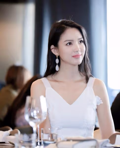 她是真正的中國第一美女,拒絕豪門嫁愛情,如今一家三口超幸福!