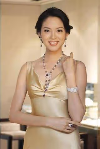 她是真正的中國第一美女,拒絕豪門嫁愛情,如今一家三口超幸福!