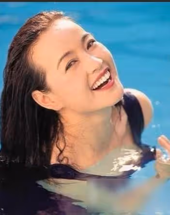她是真正的中國第一美女,拒絕豪門嫁愛情,如今一家三口超幸福!