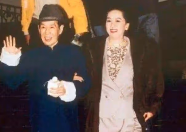 曝54歲港星打破丁克主義,三房女友秘密懷孕,8億財產有了繼承人