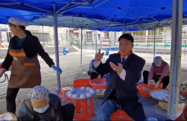 萬梓良現身內地街頭簡陋大棚,幫老阿姨們做小吃,態度親和接地氣