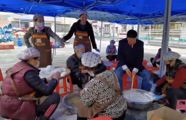 萬梓良現身內地街頭簡陋大棚,幫老阿姨們做小吃,態度親和接地氣
