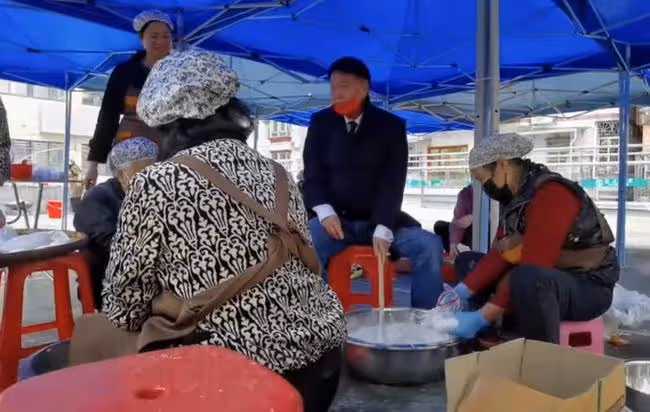 萬梓良現身內地街頭簡陋大棚,幫老阿姨們做小吃,態度親和接地氣