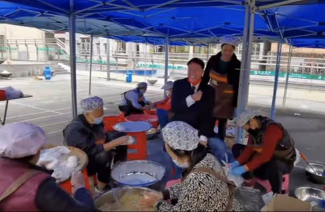 萬梓良現身內地街頭簡陋大棚,幫老阿姨們做小吃,態度親和接地氣