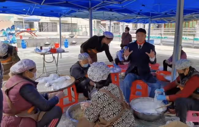 萬梓良現身內地街頭簡陋大棚,幫老阿姨們做小吃,態度親和接地氣