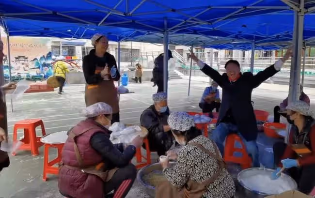萬梓良現身內地街頭簡陋大棚，幫老阿姨們做小吃，態度親和接地氣
