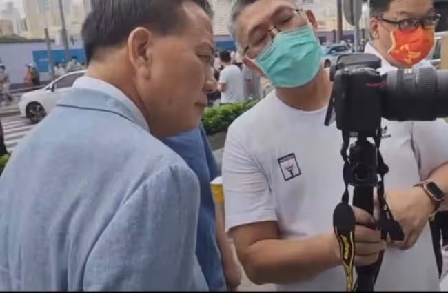 萬梓良現身內地街頭簡陋大棚，幫老阿姨們做小吃，態度親和接地氣