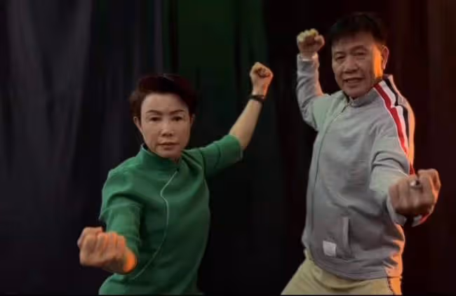 萬梓良現身內地街頭簡陋大棚，幫老阿姨們做小吃，態度親和接地氣