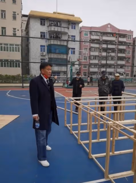 萬梓良現身內地街頭簡陋大棚，幫老阿姨們做小吃，態度親和接地氣