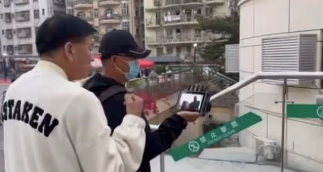 萬梓良現身內地街頭簡陋大棚，幫老阿姨們做小吃，態度親和接地氣
