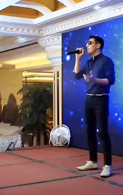 55歲呂頌賢內地商演撈金,賣力唱歌仍帥氣,台下無觀眾捧場顯冷清