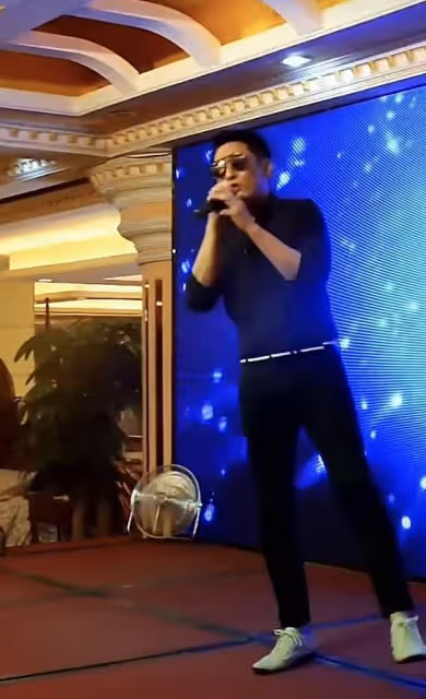55歲呂頌賢內地商演撈金,賣力唱歌仍帥氣,台下無觀眾捧場顯冷清