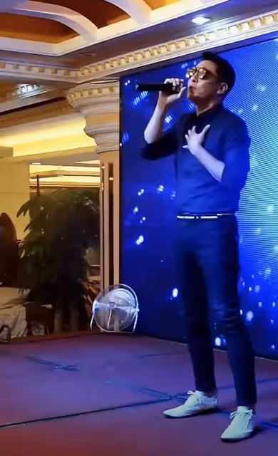 55歲呂頌賢內地商演撈金,賣力唱歌仍帥氣,台下無觀眾捧場顯冷清