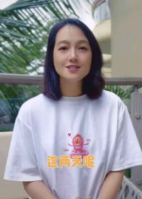 40歲朱丹婚姻生活引爭議,兒女由母親阿姨幫忙帶,隻字不提周一圍