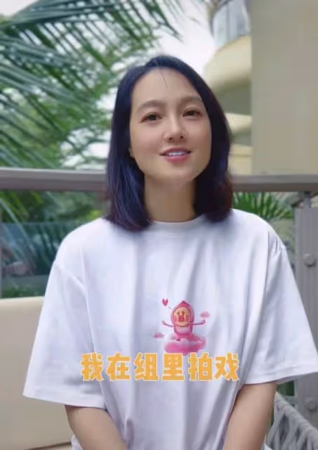 40歲朱丹婚姻生活引爭議,兒女由母親阿姨幫忙帶,隻字不提周一圍