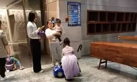 40歲朱丹婚姻生活引爭議,兒女由母親阿姨幫忙帶,隻字不提周一圍