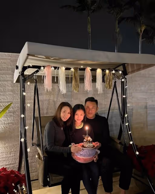 51歲郭可盈為愛女慶生!皮膚緊緻氣質驚艷,學霸女兒高顏值神似媽