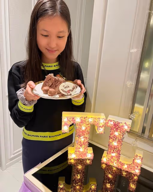 51歲郭可盈為愛女慶生!皮膚緊緻氣質驚艷,學霸女兒高顏值神似媽