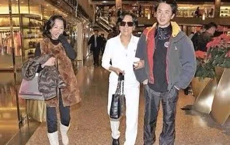 曝54歲港星打破丁克主義，三房女友秘密懷孕，8億財產有了繼承人