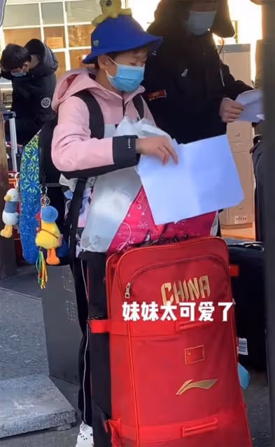 全紅嬋久違亮相！又長高了，大長腿醒目＋瘦了，女大十八變更漂亮