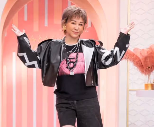 因在家中摔斷脊椎骨,女星為安全重裝豪宅,56歲身家上億仍未婚