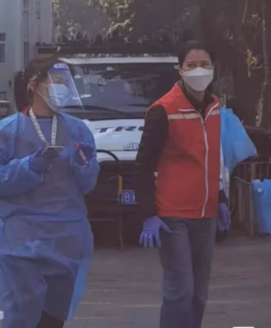 袁詠儀在深圳核酸檢測點做志願者!維持秩序忙前忙後,模樣接地氣