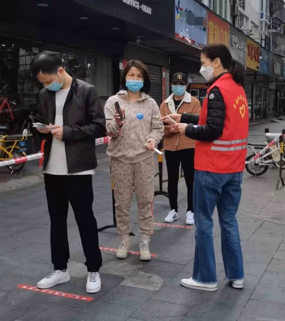 袁詠儀在深圳核酸檢測點做志願者!維持秩序忙前忙後,模樣接地氣