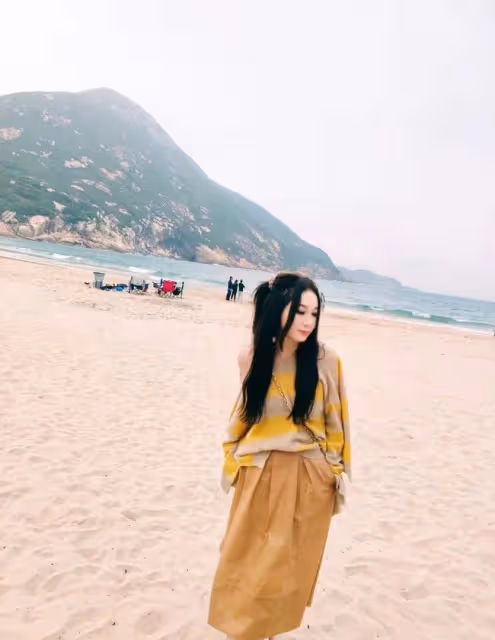 55歲溫碧霞海邊出遊,扎雙馬尾露香肩似少女,與富豪老公像兩代人