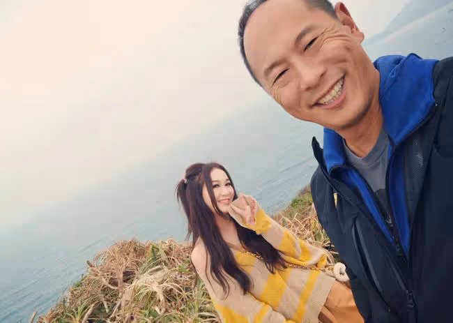 55歲溫碧霞海邊出遊,扎雙馬尾露香肩似少女,與富豪老公像兩代人