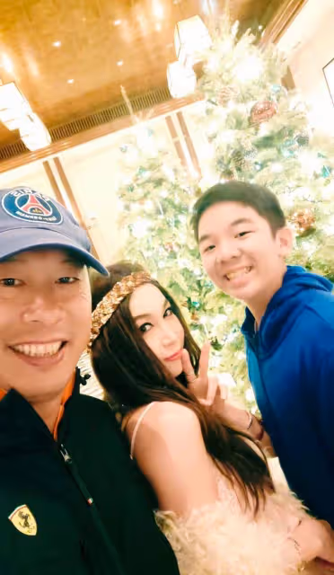 55歲溫碧霞海邊出遊,扎雙馬尾露香肩似少女,與富豪老公像兩代人