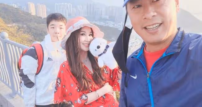 55歲溫碧霞海邊出遊,扎雙馬尾露香肩似少女,與富豪老公像兩代人
