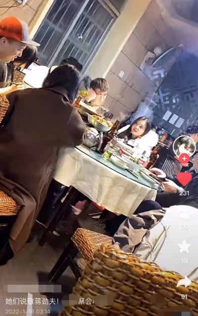 蔣勁夫近況曝光!現身聚會手拿酒杯站不穩,不修邊幅言行放飛自我