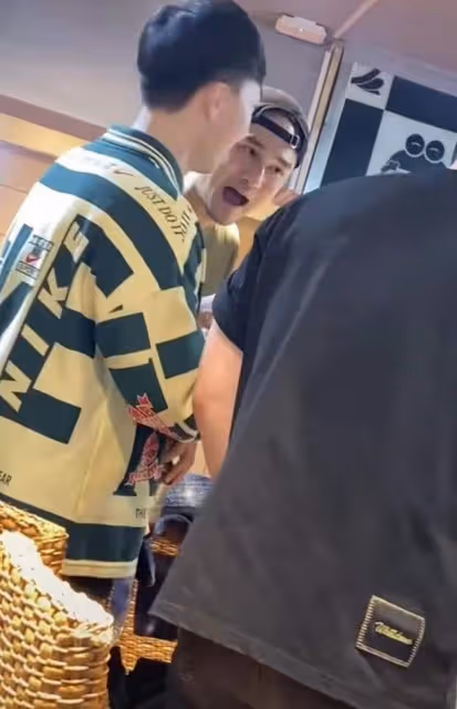 蔣勁夫近況曝光!現身聚會手拿酒杯站不穩,不修邊幅言行放飛自我