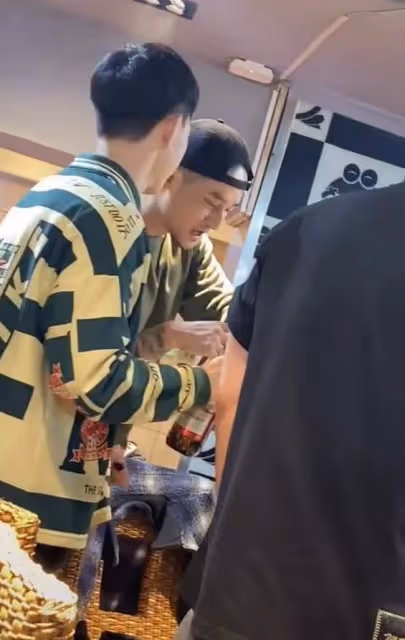 蔣勁夫近況曝光!現身聚會手拿酒杯站不穩,不修邊幅言行放飛自我