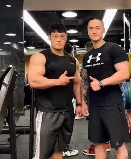 蔣勁夫近況曝光!現身聚會手拿酒杯站不穩,不修邊幅言行放飛自我