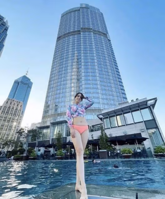 P圖過度？TVB宅男女神孫慧雪泳池邊曬大長腿，網民：目測有三米