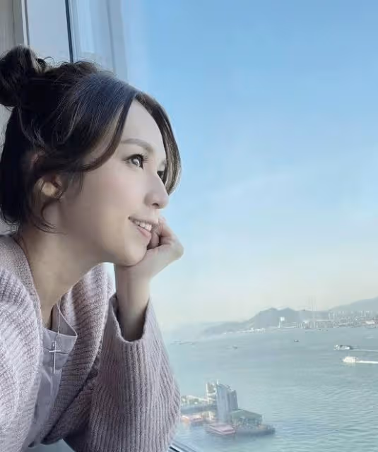 P圖過度？TVB宅男女神孫慧雪泳池邊曬大長腿，網民：目測有三米