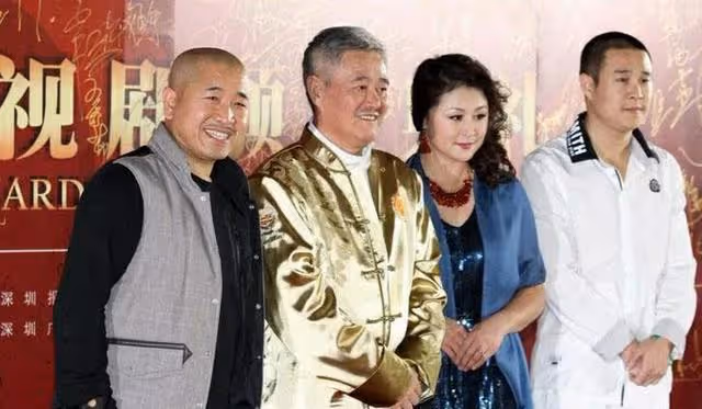 劉小利對趙本山不敬,被二婚老婆一盆冷水從頭潑到腳