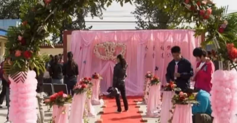 女子不顧父母反對住到男友家，懷孕後舉辦婚禮，婆家連婚紗都不租