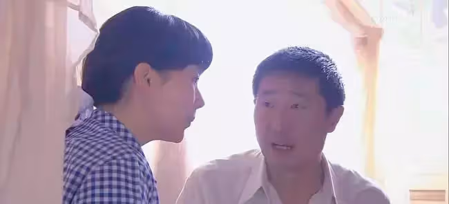 女兒遠嫁後，妻子提出離婚，丈夫：你走了，俺和俺媽怎麼辦？