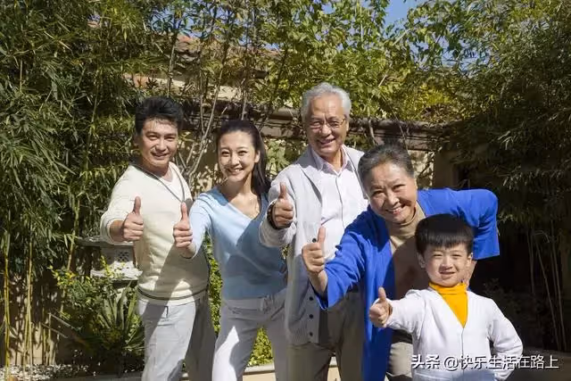 奶奶罵孫子,你有人養沒人教。孫子懟道,這一切都是拜你所賜