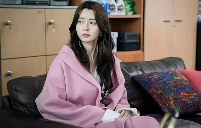 兩萬改口費婆婆只給二十，我把敬茶倒地上：拿杯子喝就得兩萬