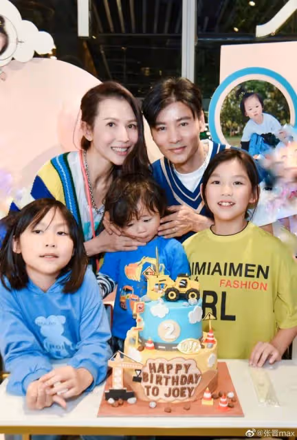蔡少芬為兒子舉辦生日宴,一家五口齊出鏡,2歲小壽星像極了爸爸