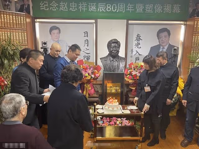 趙忠祥立雕像惹爭議!揭幕儀式畫面曝光,倪萍落淚似仍未走出