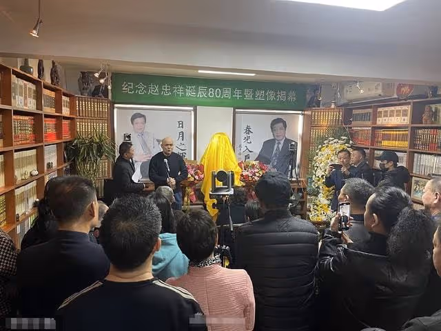 趙忠祥立雕像惹爭議!揭幕儀式畫面曝光,倪萍落淚似仍未走出