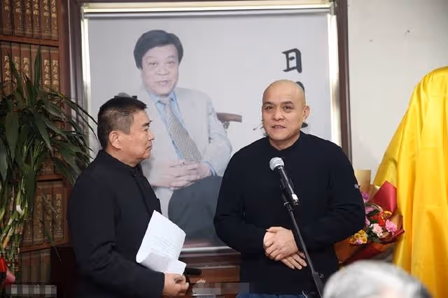 趙忠祥立雕像惹爭議!揭幕儀式畫面曝光,倪萍落淚似仍未走出