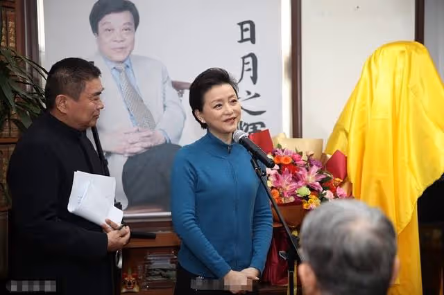 趙忠祥立雕像惹爭議!揭幕儀式畫面曝光,倪萍落淚似仍未走出
